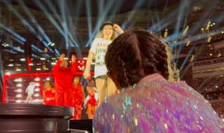 霉霉演唱会拥抱科比小女儿 霉霉演唱会拥抱科比小女儿